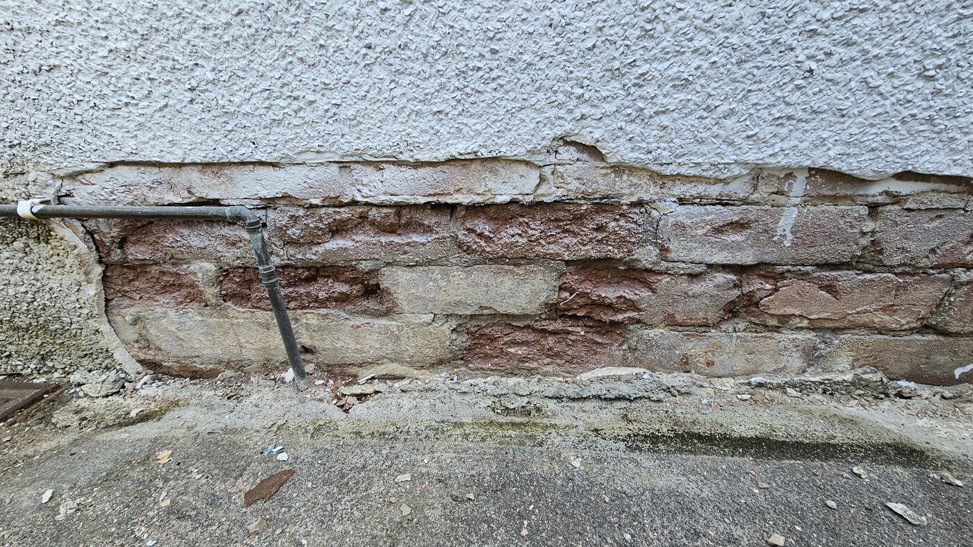 Extent of delamination — bare brick exposed full length
